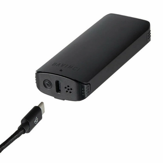 DaVinci Artiq wyposażony jest w port USB-C do ładowania